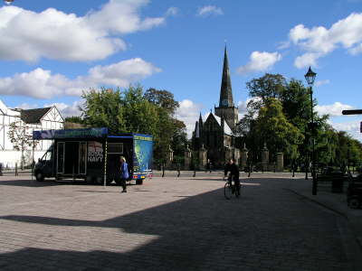 Marktplatz in Darlo mit Kirche